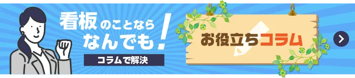 デザイナーが写真とカラーパレットを見ながら打ち合わせをしているクリエイティブな作業風景。