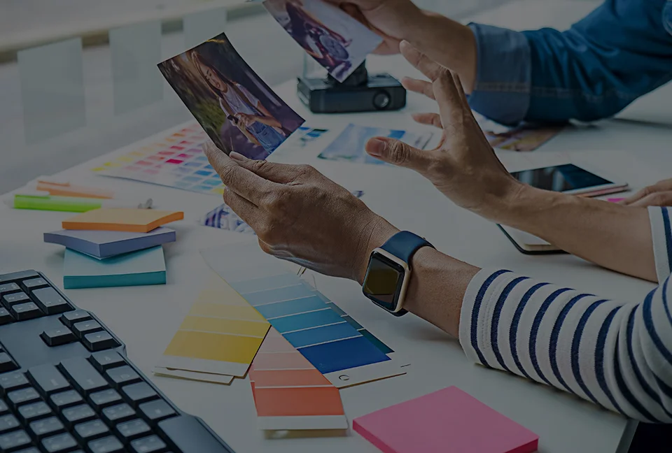 看板のデザイン打ち合わせの様子。お客様のご要望に合わせ、最適なデザインをご提案します。設計・製作から施工まで一貫対応。