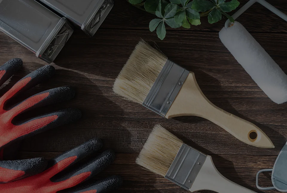 看板の制作・施工風景。専門スタッフが丁寧に作業を行います。設置後の点検・メンテナンス、撤去までお任せください。