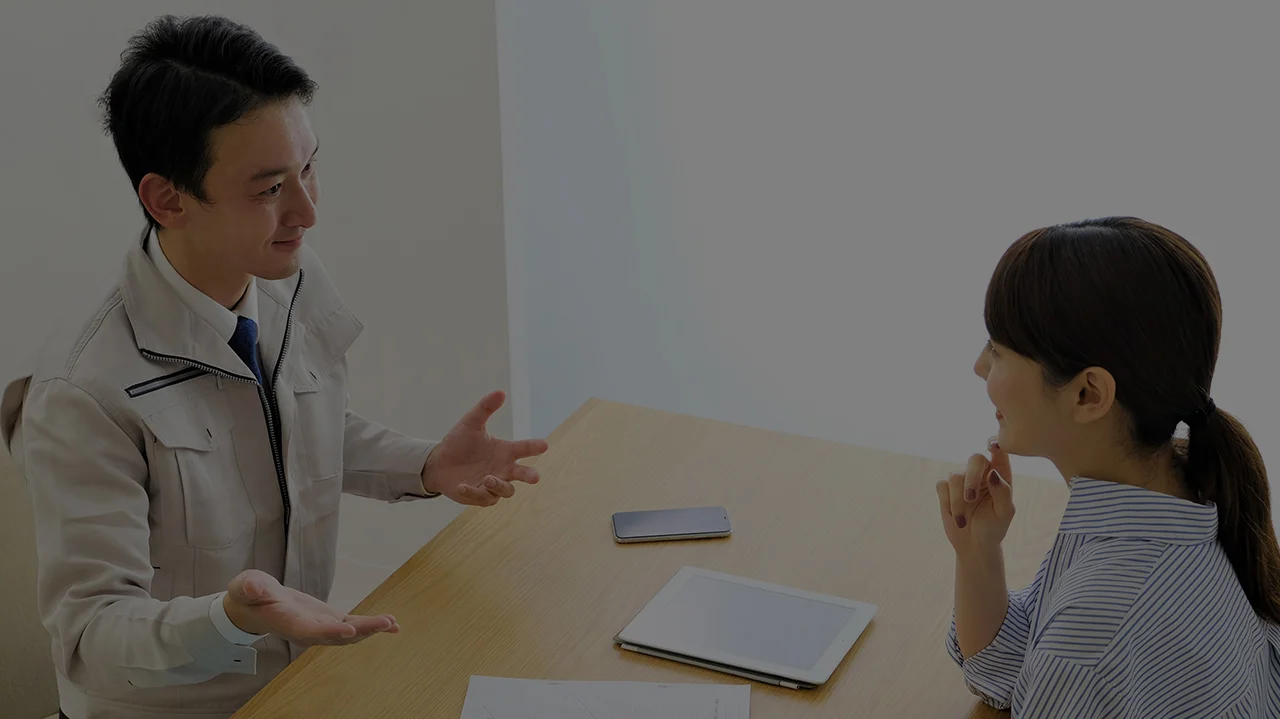 お客様のご相談に親切・丁寧に対応するスタッフ。どんなお悩みもお気軽にお聞かせください。