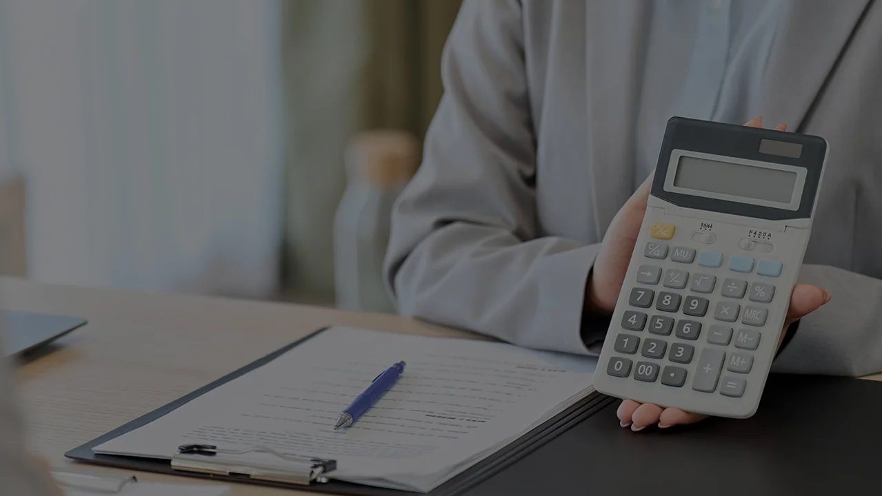 電卓を手に持ち、お客様にご納得いただける良心的な価格でお見積もりを提示します。