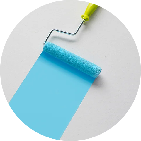 塗装工事のイメージ。ローラーで壁を塗装している。看板周りの外壁塗装や修繕もお任せください。