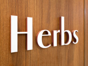 コストを抑えて効果アップ！賢い看板の予算術｜看板ワークス