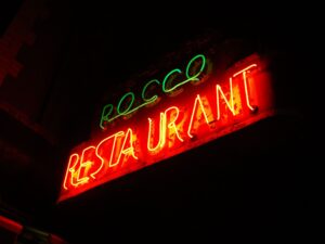 看板、光らせる?光らせない? プロが教える電飾・非電飾の賢い選び方|看板ワークス