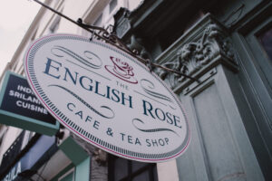 看板、光らせる?光らせない? プロが教える電飾・非電飾の賢い選び方|看板ワークス