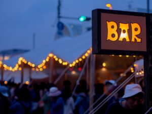 看板、光らせる?光らせない? プロが教える電飾・非電飾の賢い選び方|看板ワークス