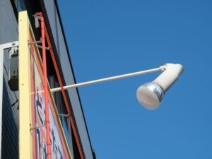 看板、光らせる?光らせない? プロが教える電飾・非電飾の賢い選び方|看板ワークス